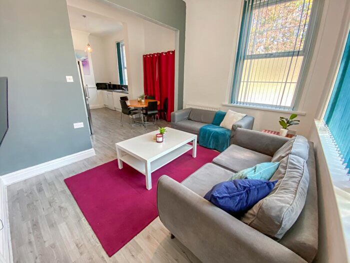 5 Bedroom Semi Detached House To Rent In Oxford Street East, L7