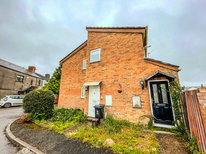 2 Bedroom Maisonette To Rent In Old Church Road, Whitchurch, Cardiff, CF14