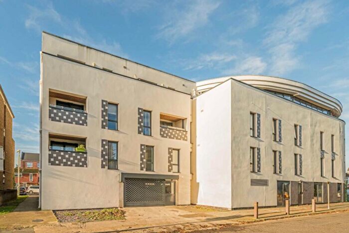 2 Bedroom Flat For Sale In Paragon Grove, Surbiton, KT5