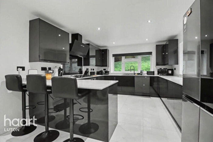 5 Bedroom Semi Detached House For Sale In Knoll Rise, Luton, LU2