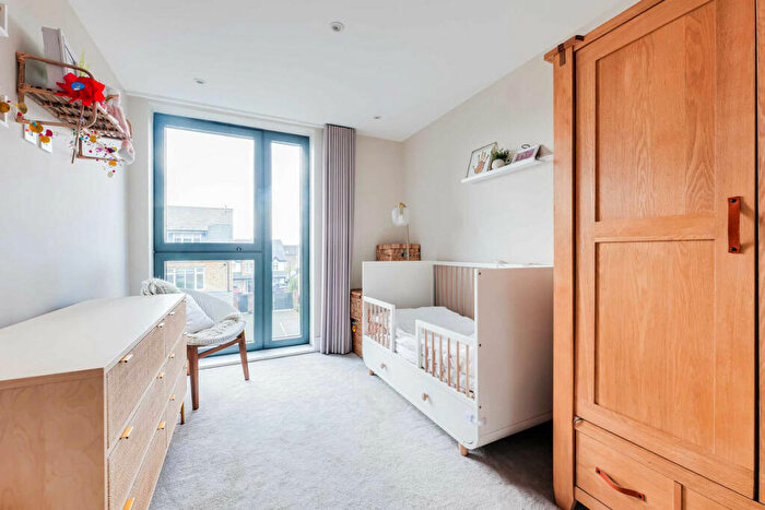 2 Bedroom Flat For Sale In Leigh Road, Leigh On Sea, SS9