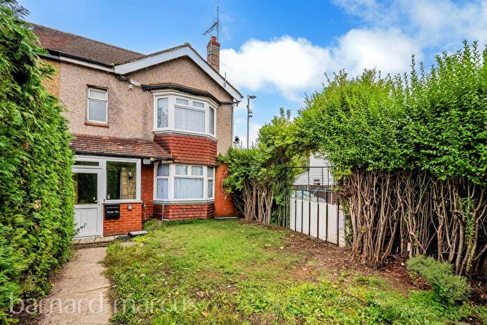 4 Bedroom End Of Terrace House For Sale In Hook Road, Surbiton, KT6