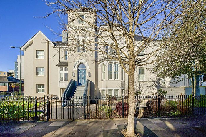 2 Bedroom Flat To Rent In Bridgeman Road, Teddington, TW11