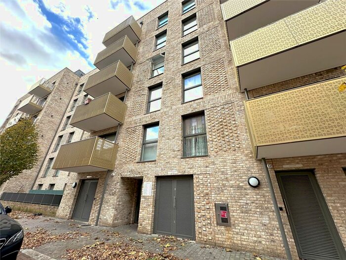 1 Bedroom Flat To Rent In Selbourne Avenue, Hounslow, Greater London, TW3