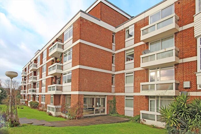 2 Bedroom Flat To Rent In Hanger Lane, Ealing, W5