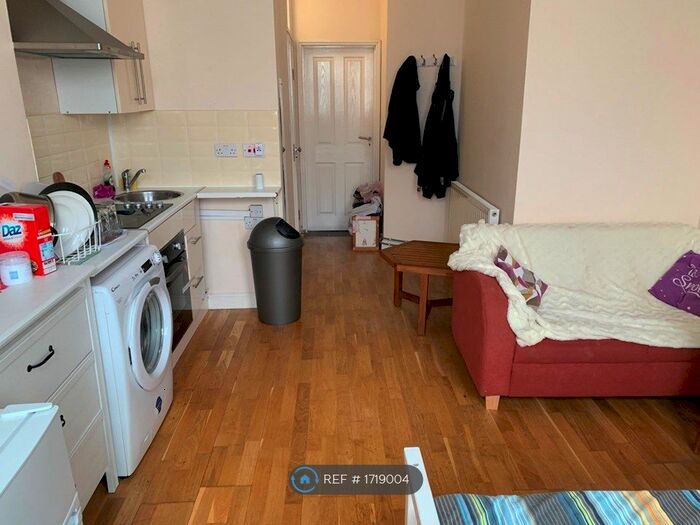 Studio To Rent In Hornsey Road, London, N19