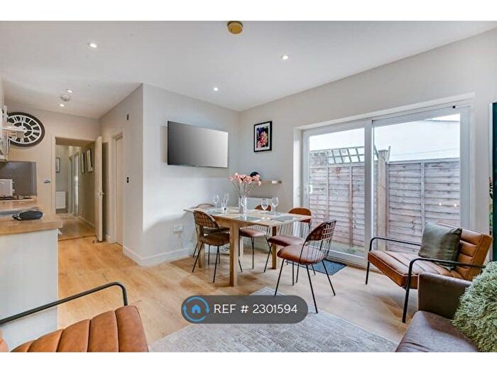3 Bedroom Flat To Rent In Dalyell Road, London, SW9