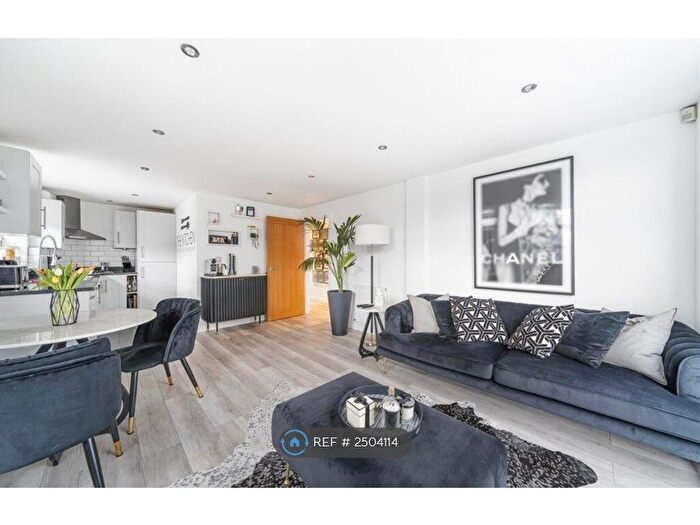 2 Bedroom Flat To Rent In Bridge Court, Walton-On-Thames, KT12