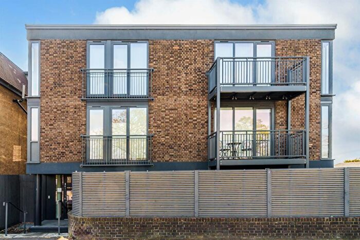 1 Bedroom Apartment For Sale In Tealing Drive, Epsom, KT19