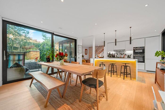 4 Bedroom Flat To Rent In Walcot Square, Kennington, SE11