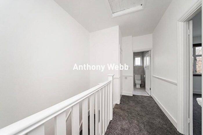 3 Bedroom Terraced House For Sale In North Circular Road, Palmers Green, N13
