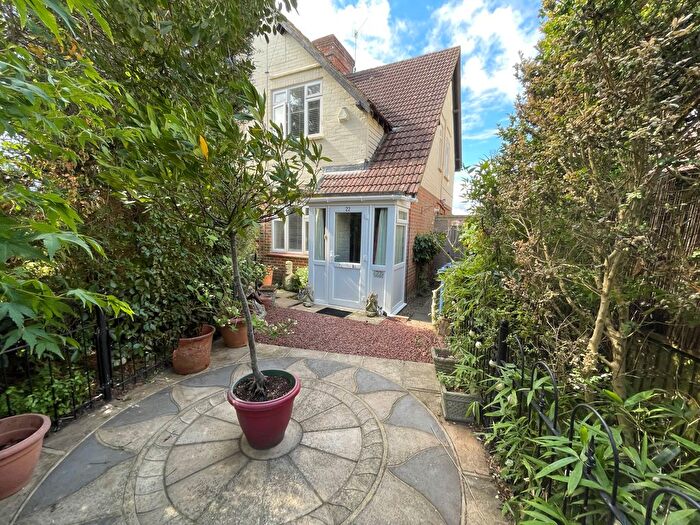 3 Bedroom Semi-Detached House For Sale In Pondfield Road, Farncombe, GU7
