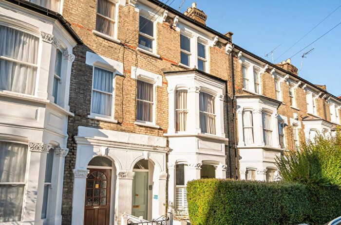 2 Bedroom Flat For Sale In Davisville Road, London, W12
