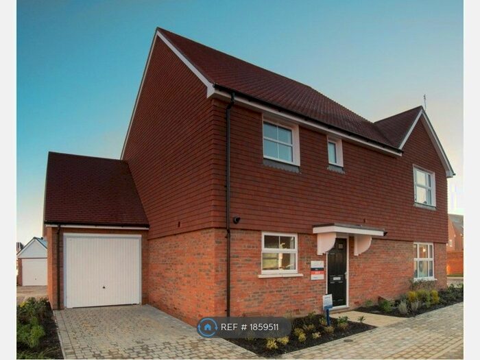 3 Bedroom Semi-Detached House To Rent In Clarence Way, Kings Hill, ME19