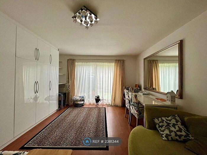 Studio To Rent In Bartle Road, London, W11