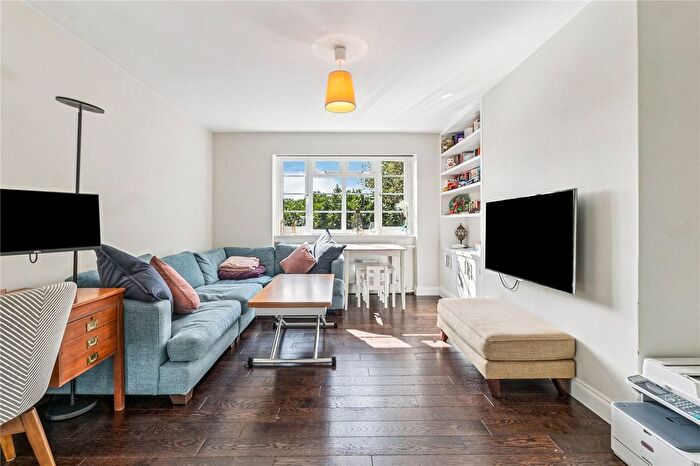 2 Bedroom Flat For Sale In Runnymede House, Courtlands, Sheen Road, Richmond, TW10