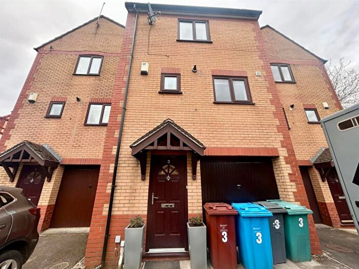3 Bedroom Town House To Rent In Raleigh Close Manchester, M20