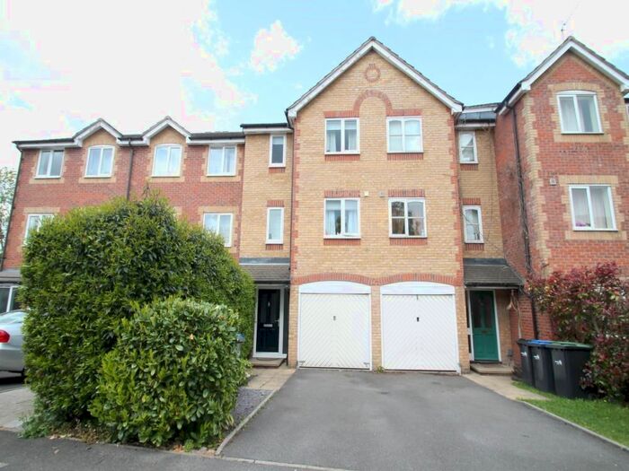 3 Bedroom Town House To Rent In Westminster Drive, Palmers Green, N13