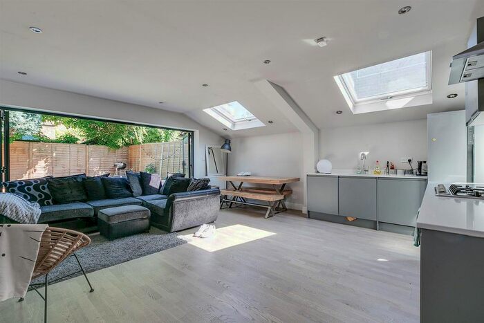 3 Bedroom Flat To Rent In Wardo Avenue, London, SW6