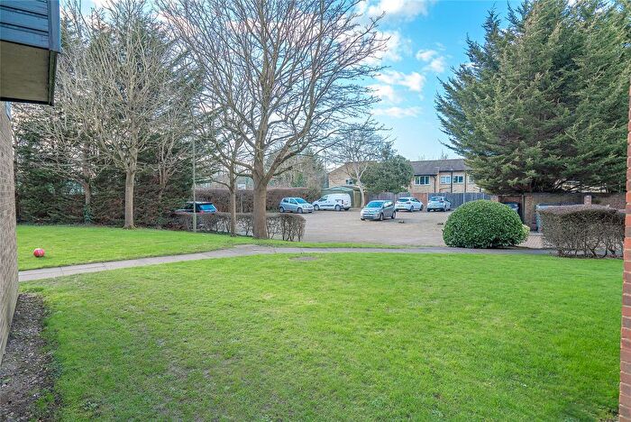 1 Bedroom Flat For Sale In Oakridge Drive, London, N2