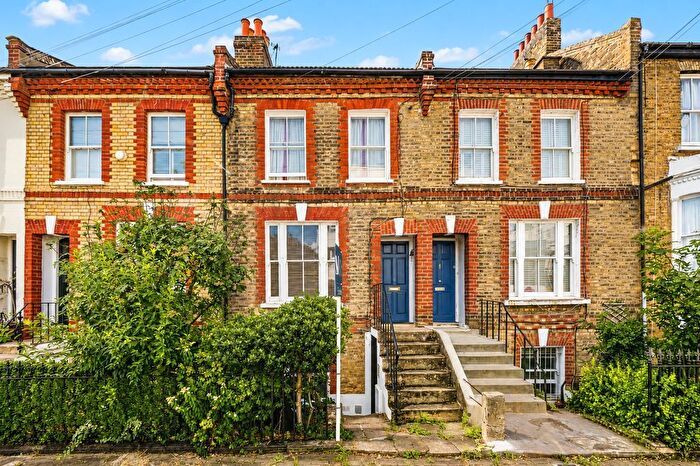 1 Bedroom Flat For Sale In Temperley Road, London, SW12