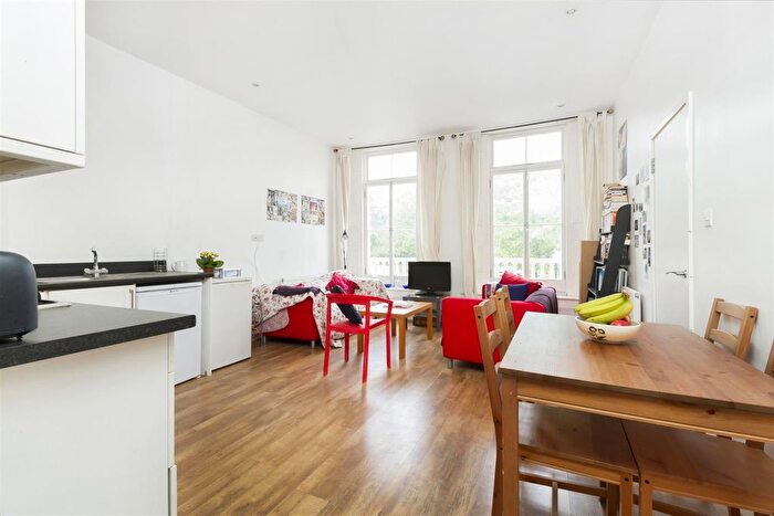 3 Bedroom Flat To Rent In St Johns Crescent, SW9