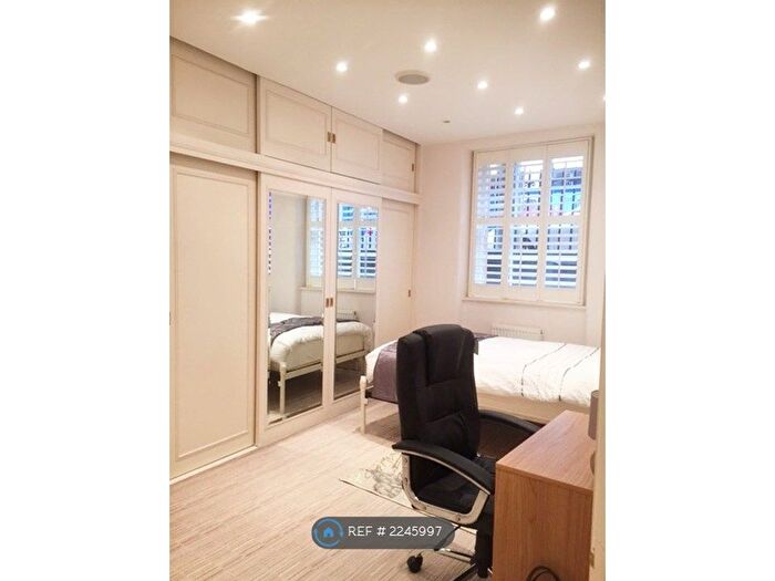 3 Bedroom Flat To Rent In Sandwich House, London, WC1H
