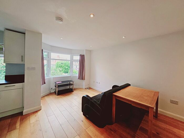 3 Bedroom Flat To Rent In Garrick Avenue, Golders Green, NW11