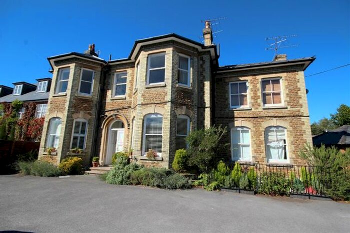 2 Bedroom Flat To Rent In Clandon Road, Guildford, GU1