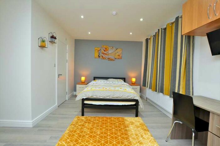 1 Bedroom Flat To Rent In Wood Lane, Isleworth, TW7