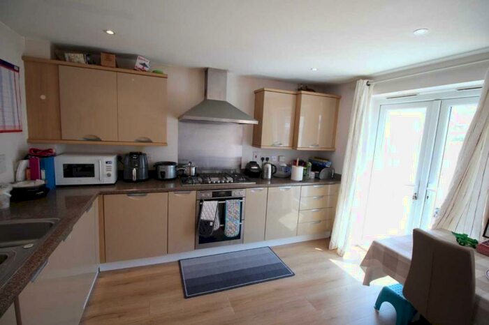 4 Bedroom Detached House To Rent In Benham Road, Basingstoke, Hampshire, RG24
