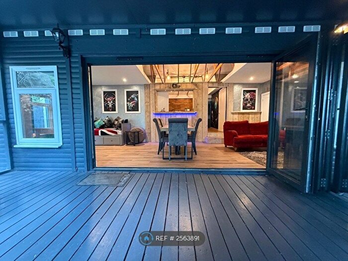 2 Bedroom Flat To Rent In Gibsons Hill, London, SW16