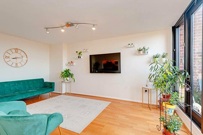 2 Bedroom Duplex To Rent In Britten Close, Golders Green, NW11