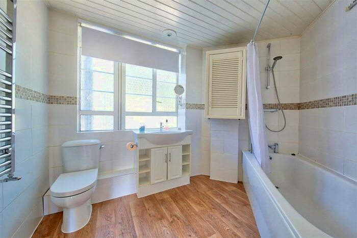 2 Bedroom Flat To Rent In Edge Hill, London, SW19