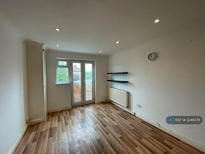 3 Bedroom Flat To Rent In Malvern Avenue, Harrow, HA2