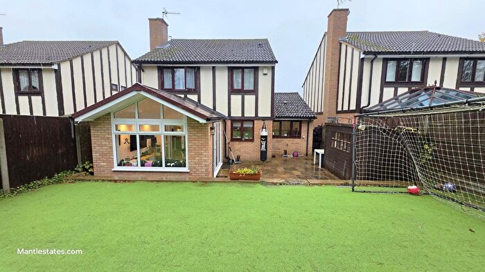 4 Bedroom Detached House For Sale In Conifer Close, Goffs Oak, EN7