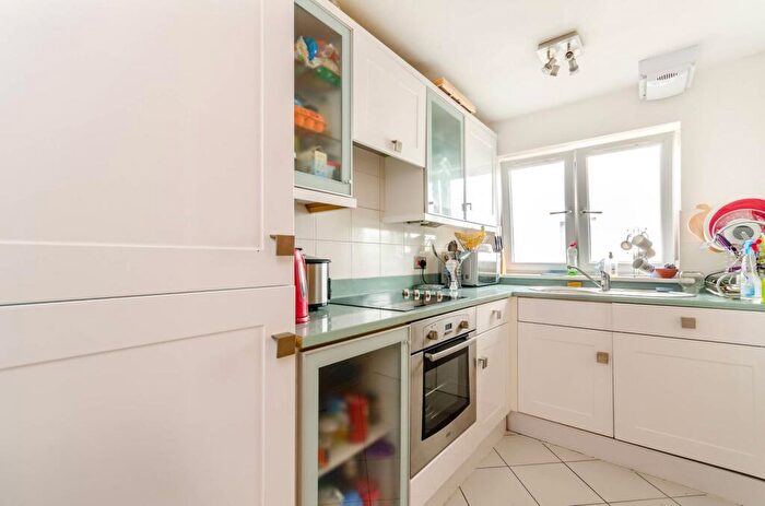 2 Bedroom Flat For Sale In Vincent Close, Bromley, BR2