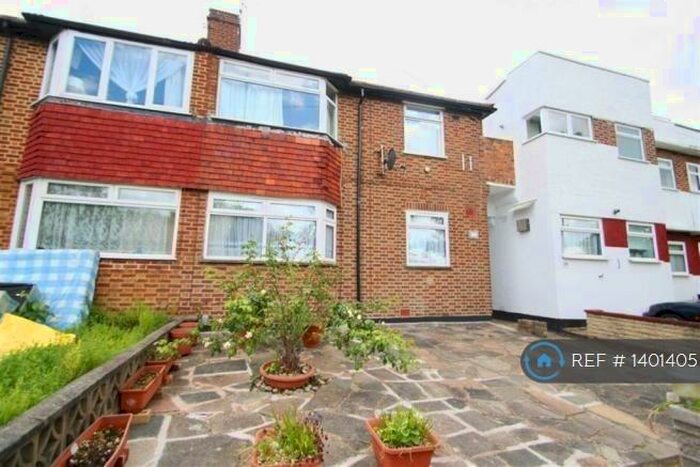 2 Bedroom Flat To Rent In Deer Park Gardens, Morden / Mitcham, CR4