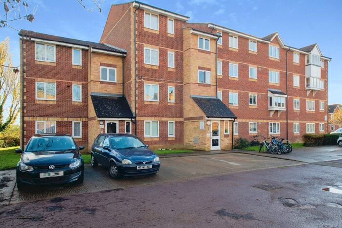 1 Bedroom Flat To Rent In Pioneer Way, Watford, WD18