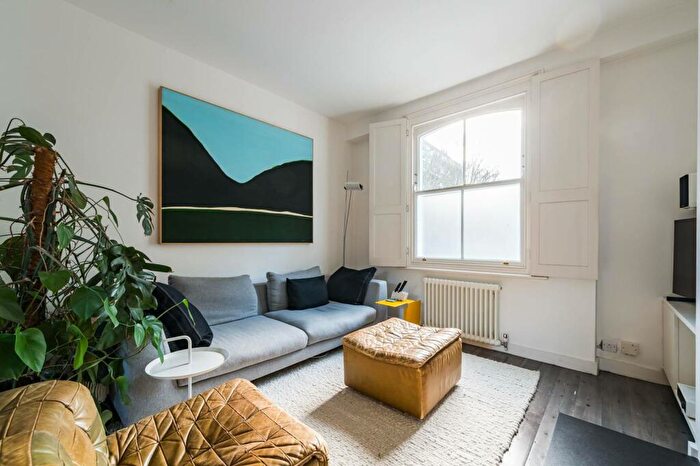 2 Bedroom House To Rent In Wellington Row, Shoreditch, London, E2