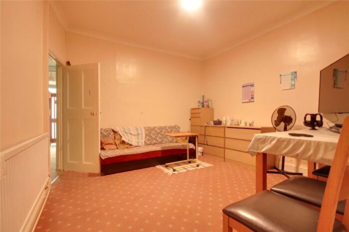 3 Bedroom End Of Terrace House For Sale In Holtwhites Hill, Enfield, EN2