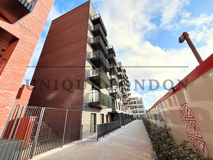 1 Bedroom Flat To Rent In Excelsa Court, Riband Walk, Hayes, UB3