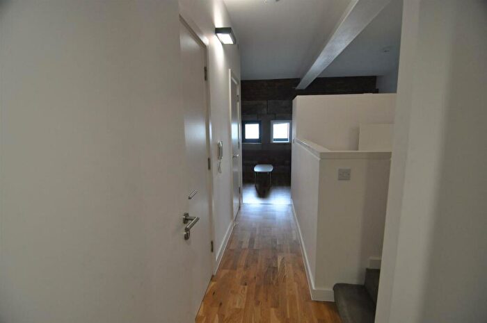 1 Bedroom Flat To Rent In Lilycroft Road, Bradford, BD9