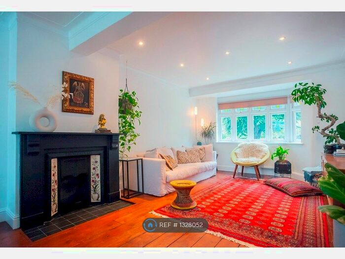 4 Bedroom Semi-Detached House To Rent In The Avenue, London, E4