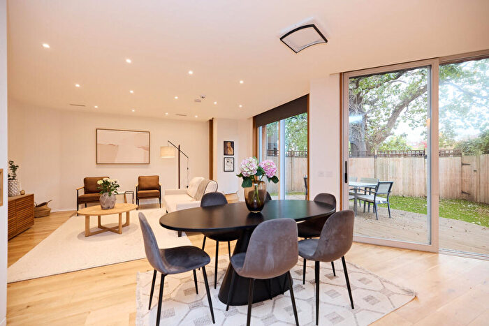 3 Bedroom Detached House For Sale In Crowntree Mews, London, NW7