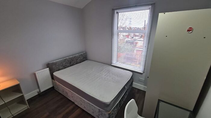 5 Bedroom Flat To Rent In Lowbrook Road, Ilford, IG1
