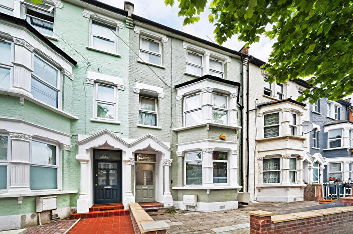 3 Bedroom Flat For Sale In Carlingford Road, London, N15