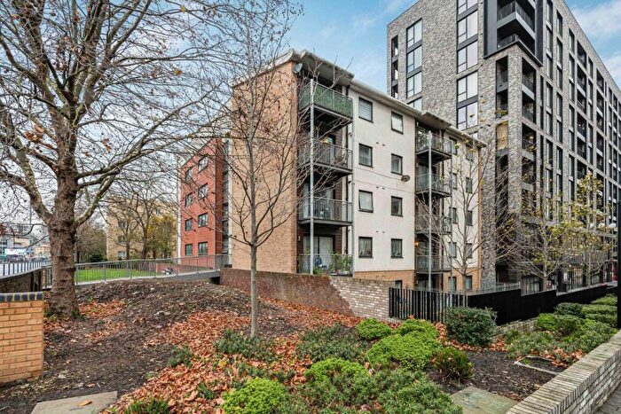 2 Bedroom Apartment For Sale In Aberfeldy Street, London, E14