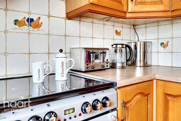 3 Bedroom Terraced House For Sale In Waivers Way, Aylesbury, HP21