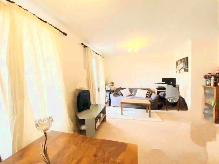 2 Bedroom Flat To Rent In Jemmett Close, Kingston Upon Thames, Surrey, KT2